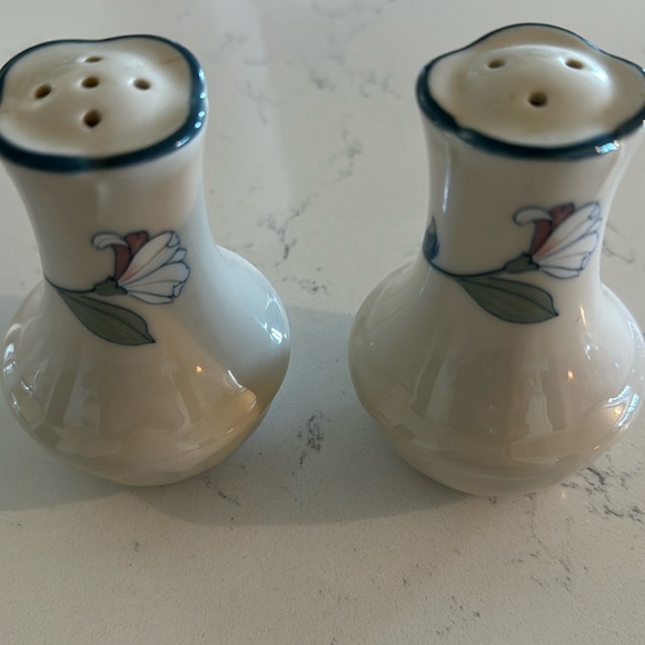 Epoch apple blossom salt and pepper shaker - Picture 1 of 3